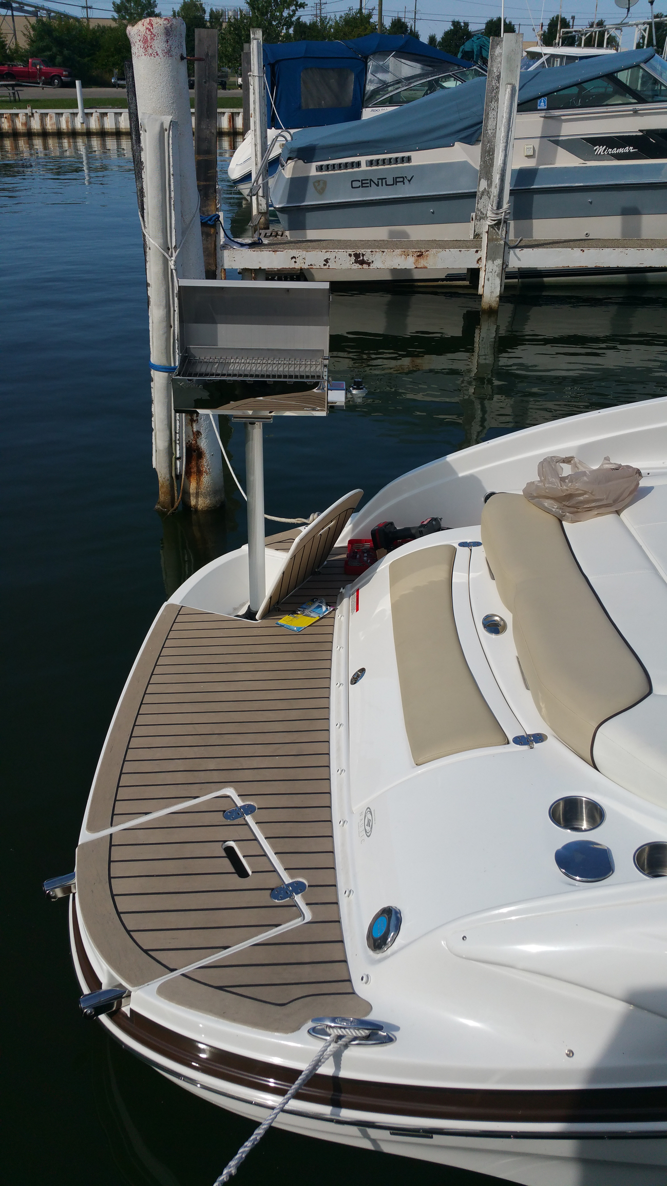 Magma grill mount — Rinker Boat Company