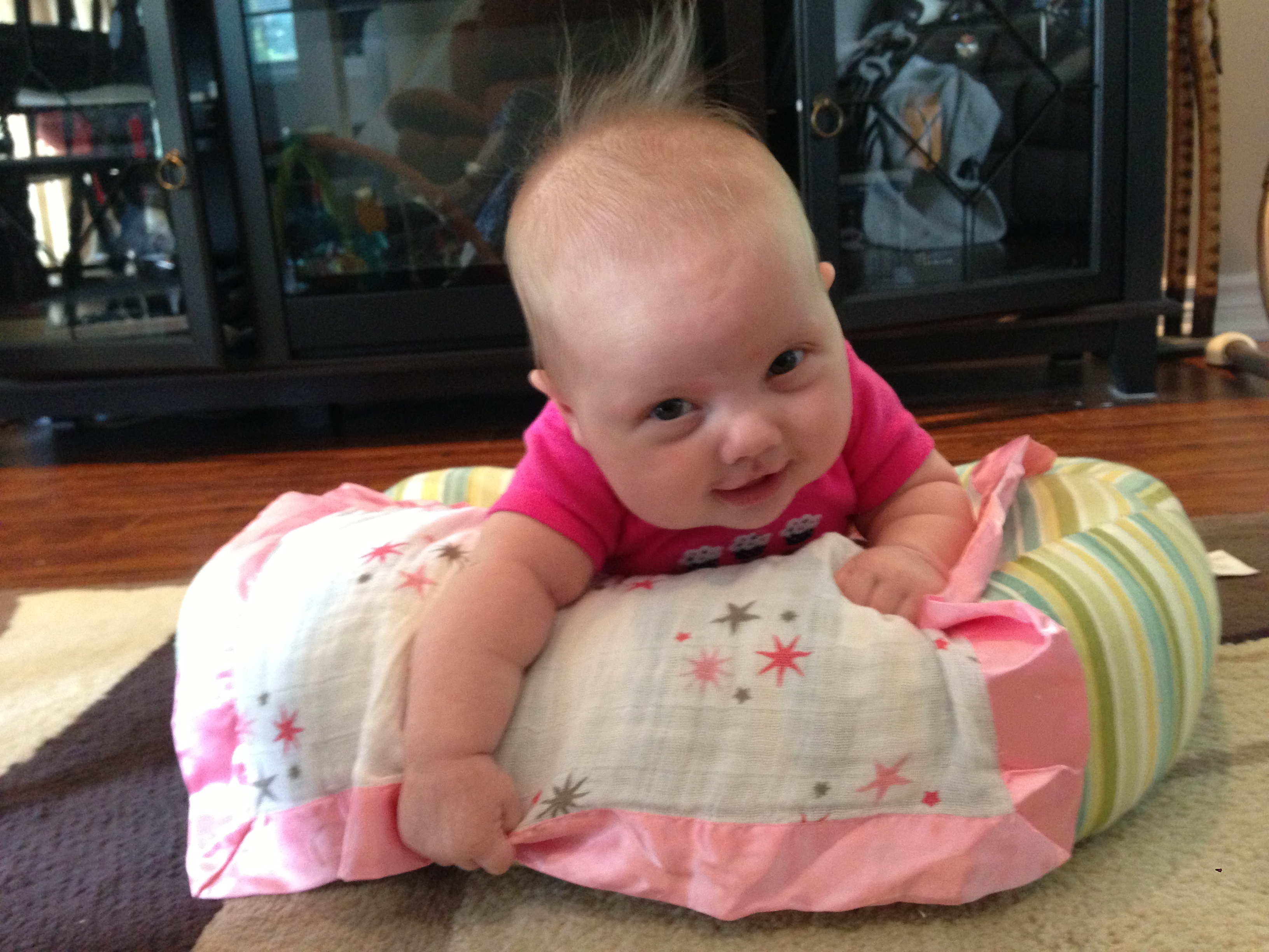 Can your LO hold their head up with arms during tummy time? — The Bump