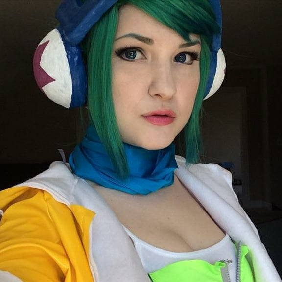 Boxbox riven coseplay  Cosplay, League of legends, Cute