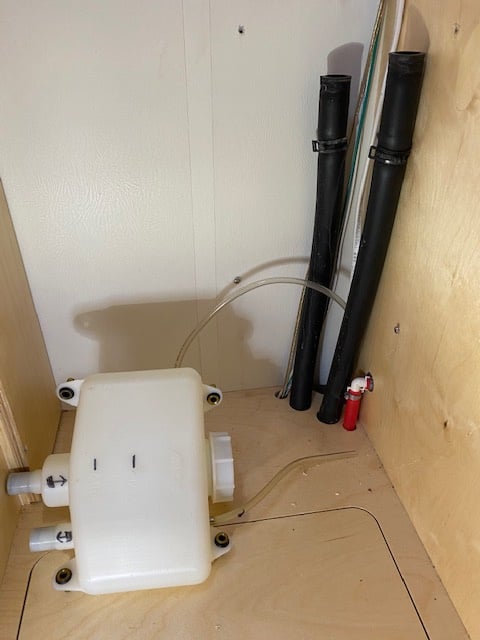 L return from last convector to reservoir R hose flow to Alde unit.jpg