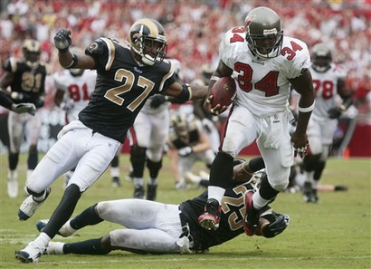 Rams Graham breaks tackle by Corey Chavous and Lenny Walls.jpg