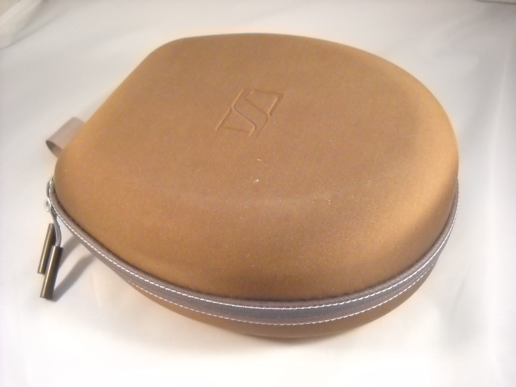 sennhesier_momentum_headphones_case_side.JPG