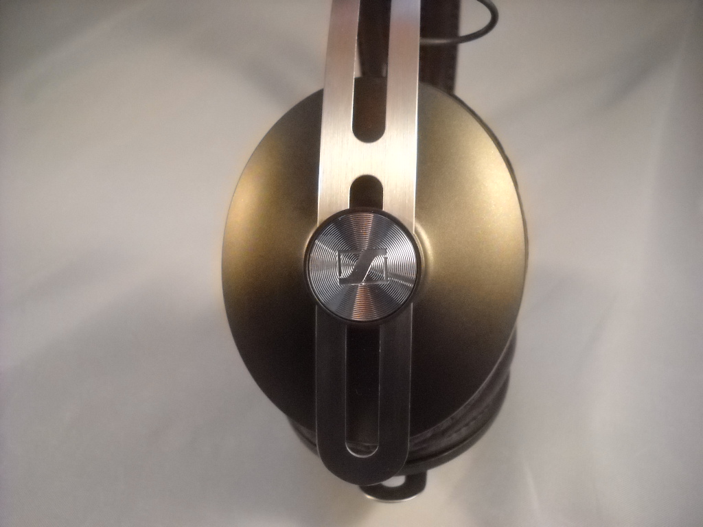 sennhesier_momentum_headphones_side.JPG
