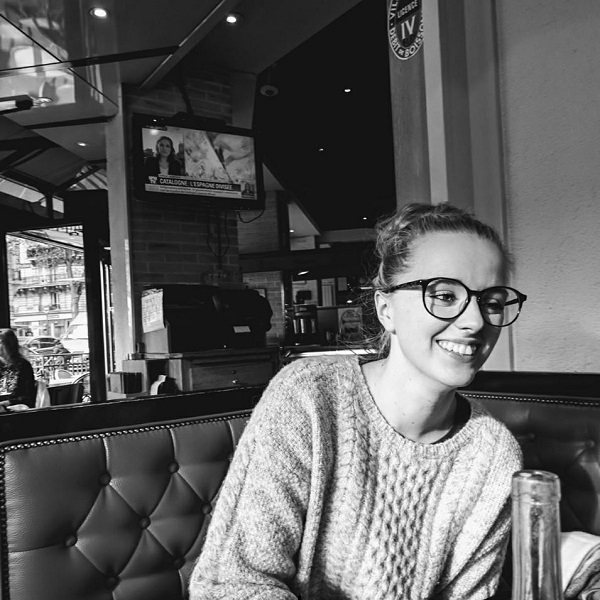 Image: https://us.v-cdn.net/6027153/uploads/editor/0x/p8pkijewklo2.jpg A young woman smiling in a restaurant
