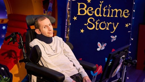 Image: https://us.v-cdn.net/6027153/uploads/editor/nn/a7o99gqlwjzm.jpg Rob sat in the Cbeebies bedtime story set