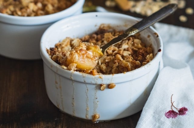 apple crumble in a small pot