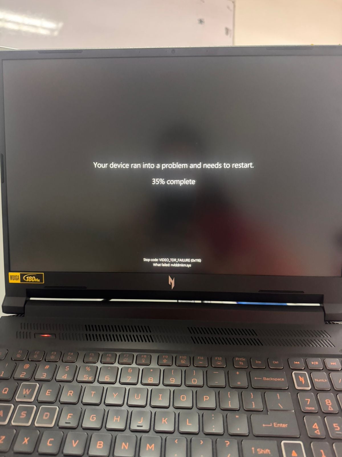 PORTATIL ACER NITRO V16 AI, SE REINICIA SOLO - Acer Community