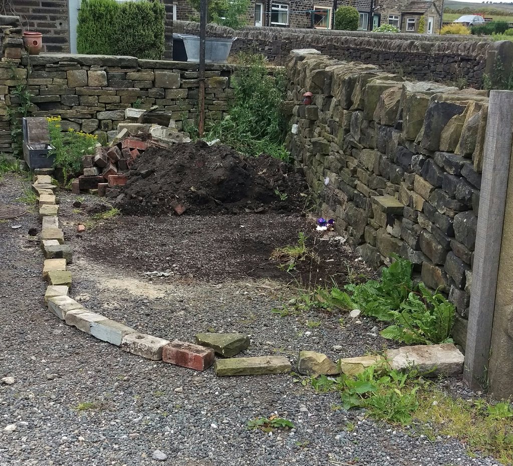 Laying turf over compacted hardcore — BBC Gardeners' World Magazine