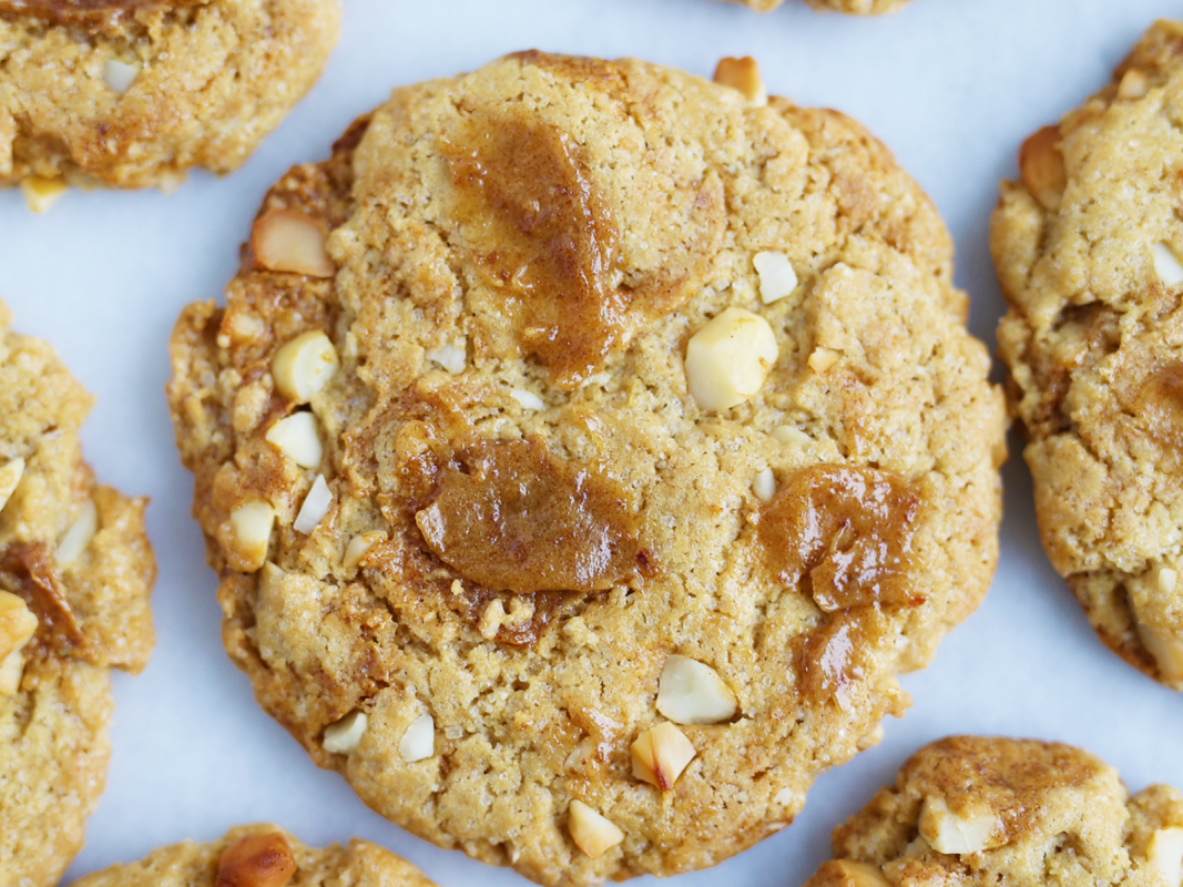 caramel-macadamia-cookie-1-1067x800.png