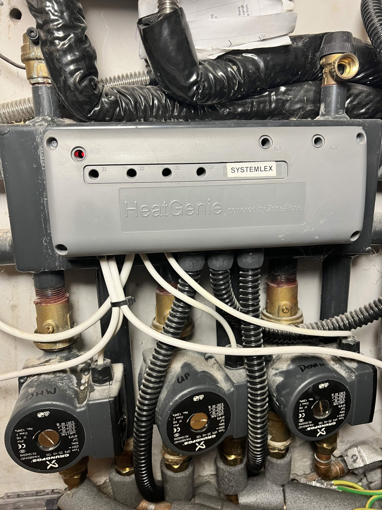 Heatgenie Wiring Centre plus 3 pumps.jpg