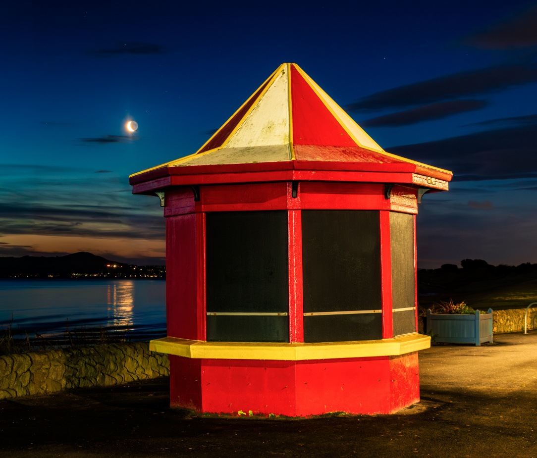 2026-01-14 Portmarnock kiosk crescent moonrise dawn.jpg