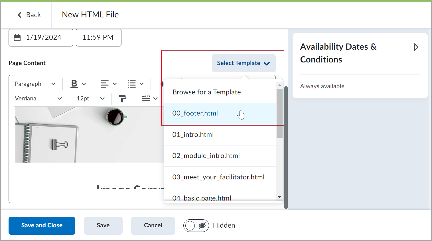 La página Nuevo archivo HTML incluye un menú desplegable Seleccionar plantilla, con una opción resaltada para "00_footer.html" que sugiere que un usuario puede elegir una plantilla de pie de página para su archivo HTML. Existen otras plantillas enumeradas. En el lado derecho de la pantalla, hay un panel titulado Fechas y condiciones de disponibilidad. El área Contenido de la página muestra una barra de herramientas con diversas opciones de formato de texto y, a continuación, se muestra una vista previa de la imagen dentro del área de contenido. En la parte inferior, hay botones para Guardar y cerrar, Guardar, Cancelar y un control que indica si el contenido está oculto o visible.