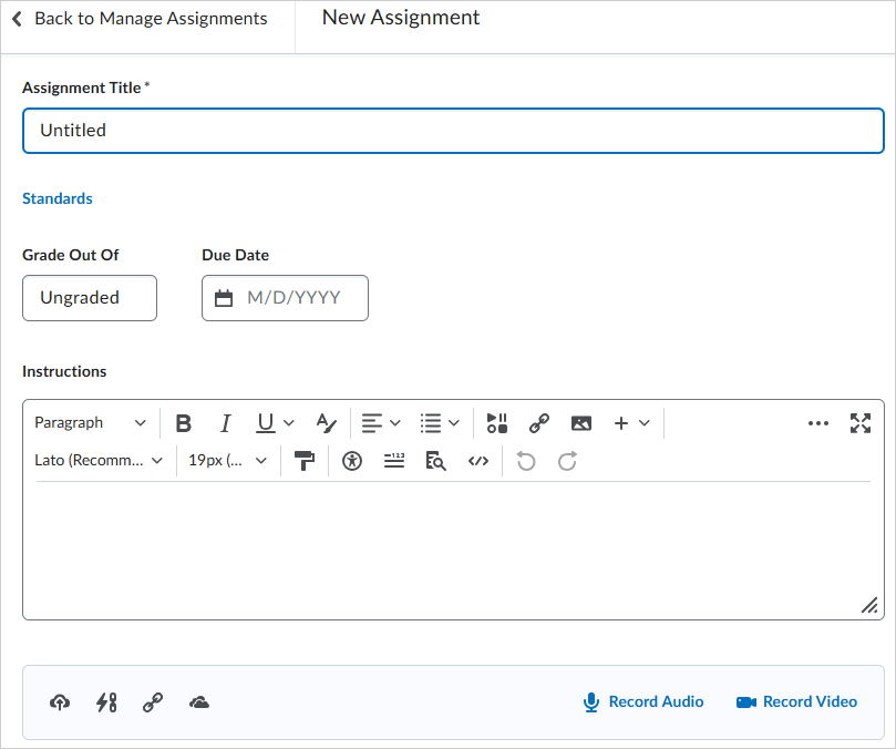 Página de Nueva asignación de Brightspace. La interfaz incluye campos para Título de asignación, calificación máxima y fecha de vencimiento, así como un editor de texto enriquecido para las instrucciones. Debajo del editor, están disponibles los botones para Grabar audio y Grabar video.