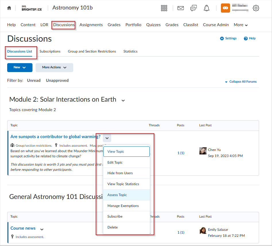 Lista de discusiones de Brightspace con un menú de opciones de temas abiertos y la opción “Evaluar tema” resaltada.