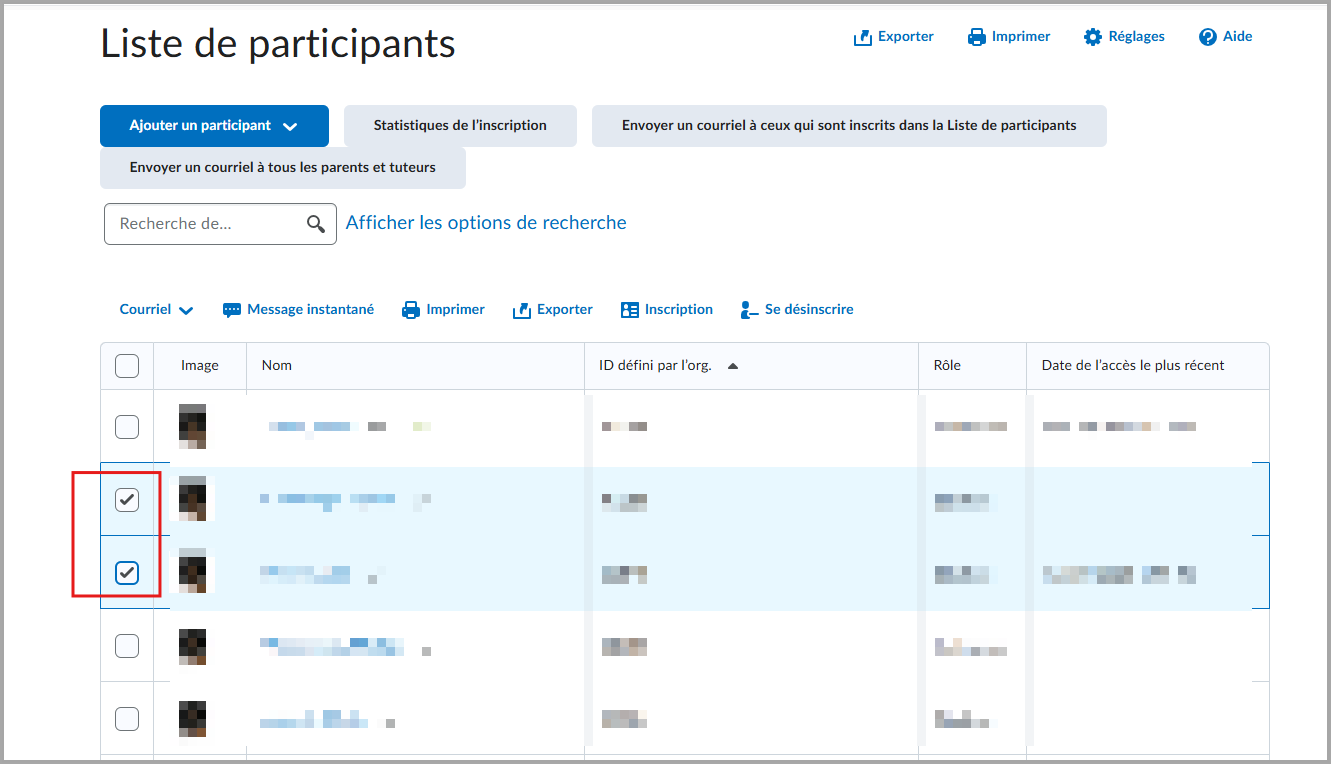 Deux élèves sélectionnés dans liste de participants pour envoyer un courriel aux parents et tuteurs