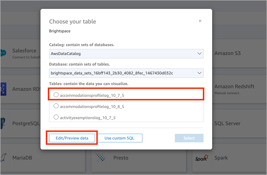 La ventana emergente Elegir su tabla tiene un menú desplegable para seleccionar un catálogo, un menú desplegable para seleccionar una base de datos y botones de selección para elegir una tabla. Las tres opciones de tabla se denominan accommodationsprofilelog-10_7_5, accommodationsprofilelog-10_8_5 y activityexemptionslog-10_7_5. Los tres botones de la parte inferior son Editar/Previsualizar datos, usar SQL personalizado y Seleccionar.