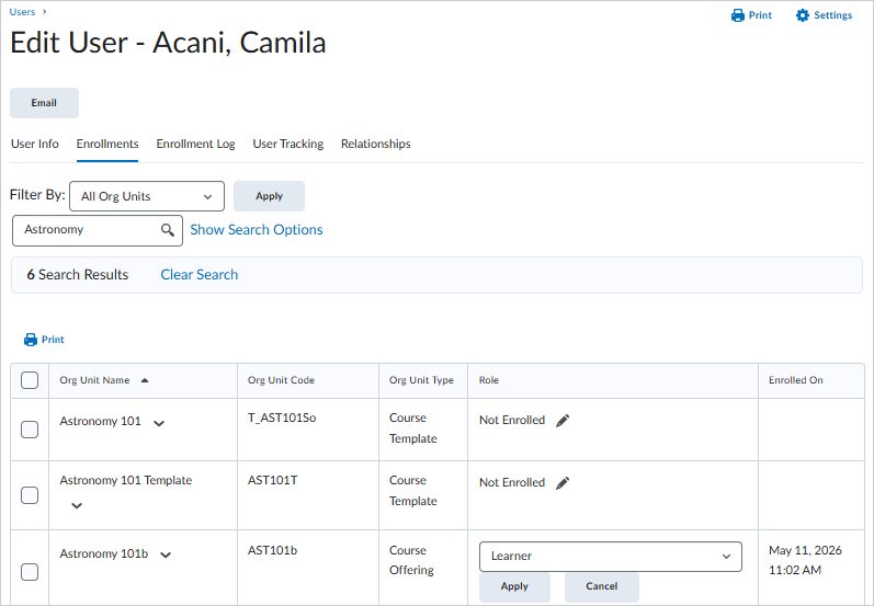 A página Editar Usuário como vista pelos administradores. A guia Inscrições está selecionada e o usuário está selecionando em uma lista suspensa de funções disponíveis.