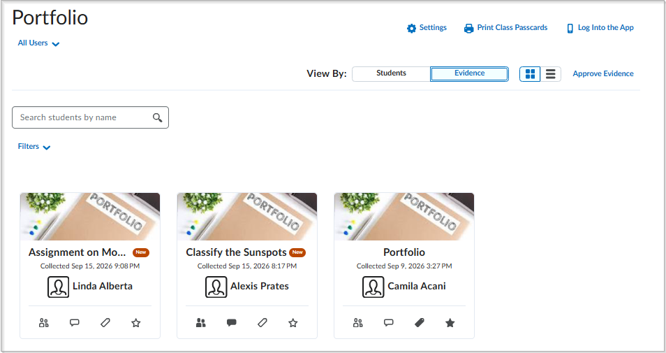 La vista Pruebas de Portafolio que muestra tarjetas de pruebas con iconos para el estado compartido, comentarios, categorías y elementos destacados.