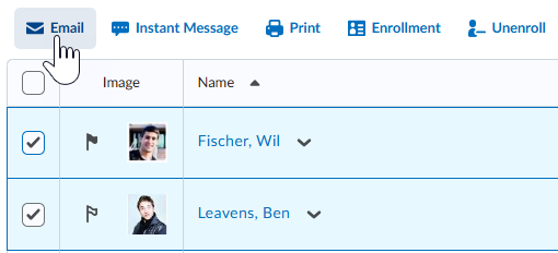 A interface de Enviar E-mail com vários alunos selecionados.