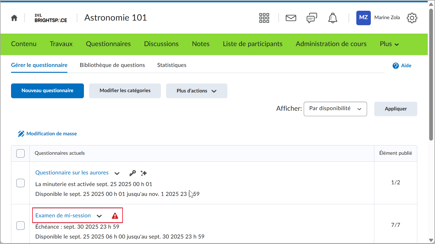 L'onglet Gérer les questionnaires, dans lequel l'icône d'avertissement rouge est affichée à côté du titre d'un questionnaire pour signaler un problème.
