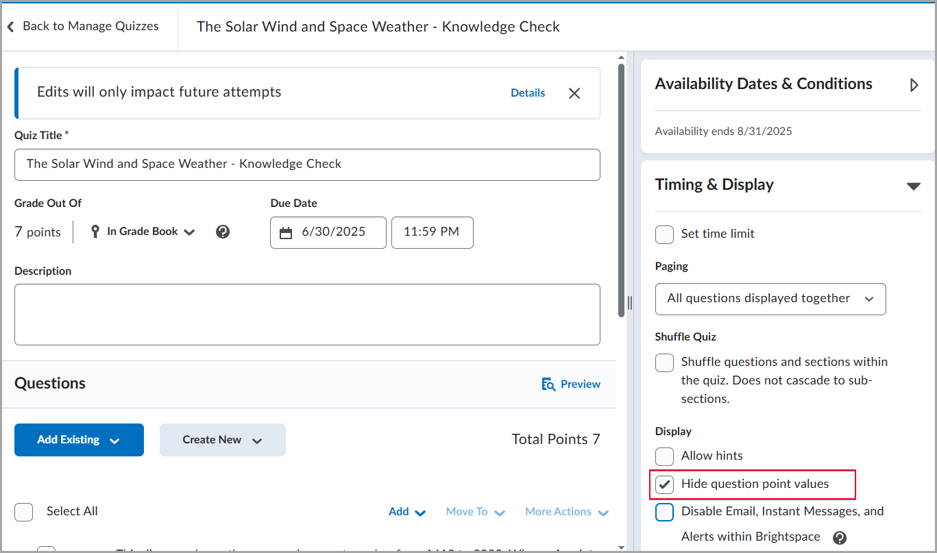 تُظهر صفحة تحرير الاختبار خانة الاختيار إخفاء قيم نقاط الأسئلة وقد تم تحديدها ضمن إعدادات التوقيت والعرض.