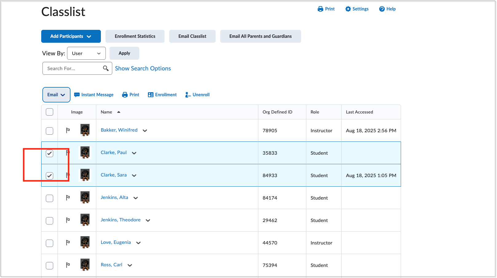 Twee studenten geselecteerd in groepslijst om een e-mail te verzenden naar ouders en voogden