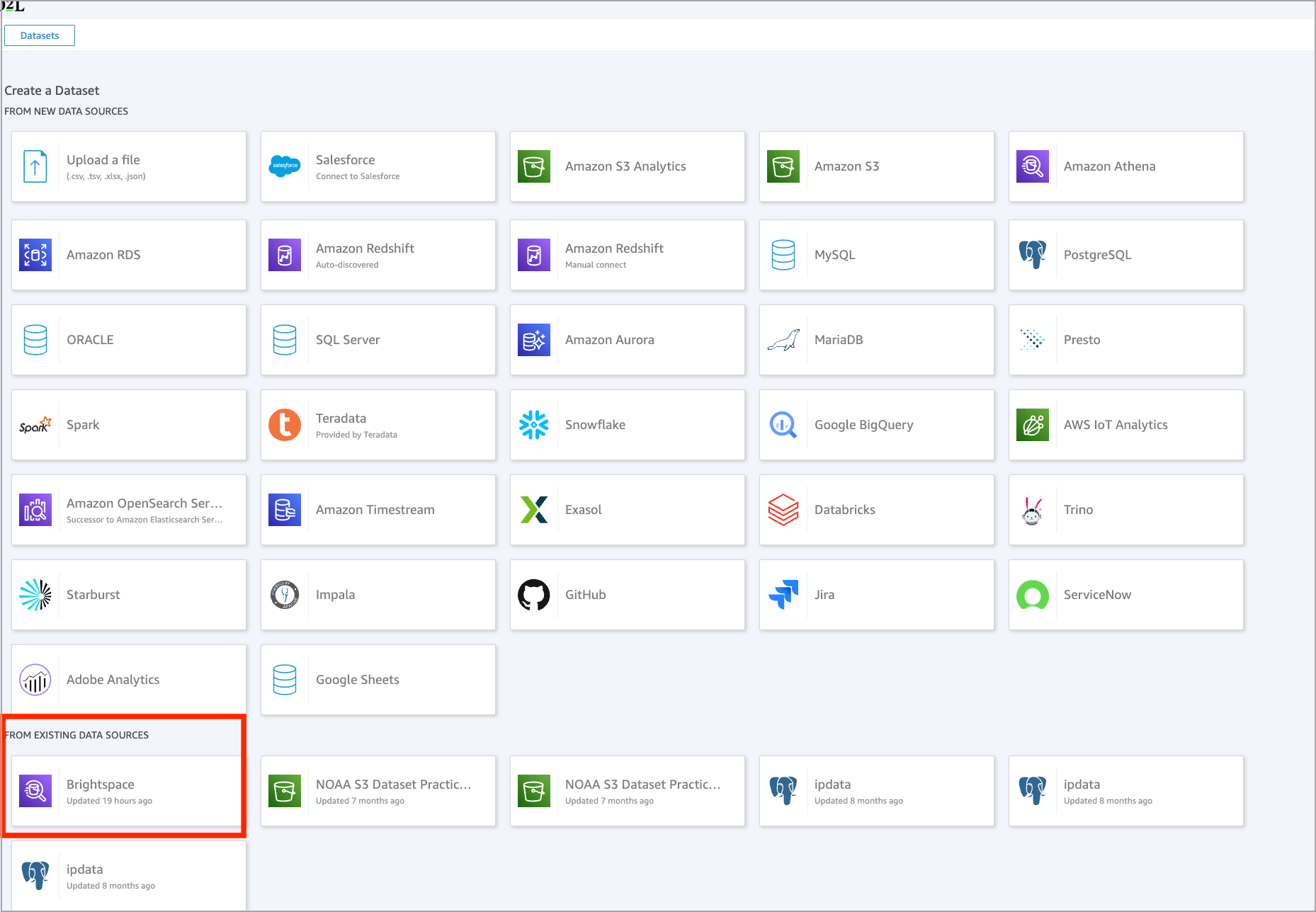 En la mitad inferior de la página, en FUENTES DE DATOS EXISTENTES, el primer mosaico tiene un icono con una lupa de color morado y el mensaje "Brightspace se actualizó hace 21 horas".