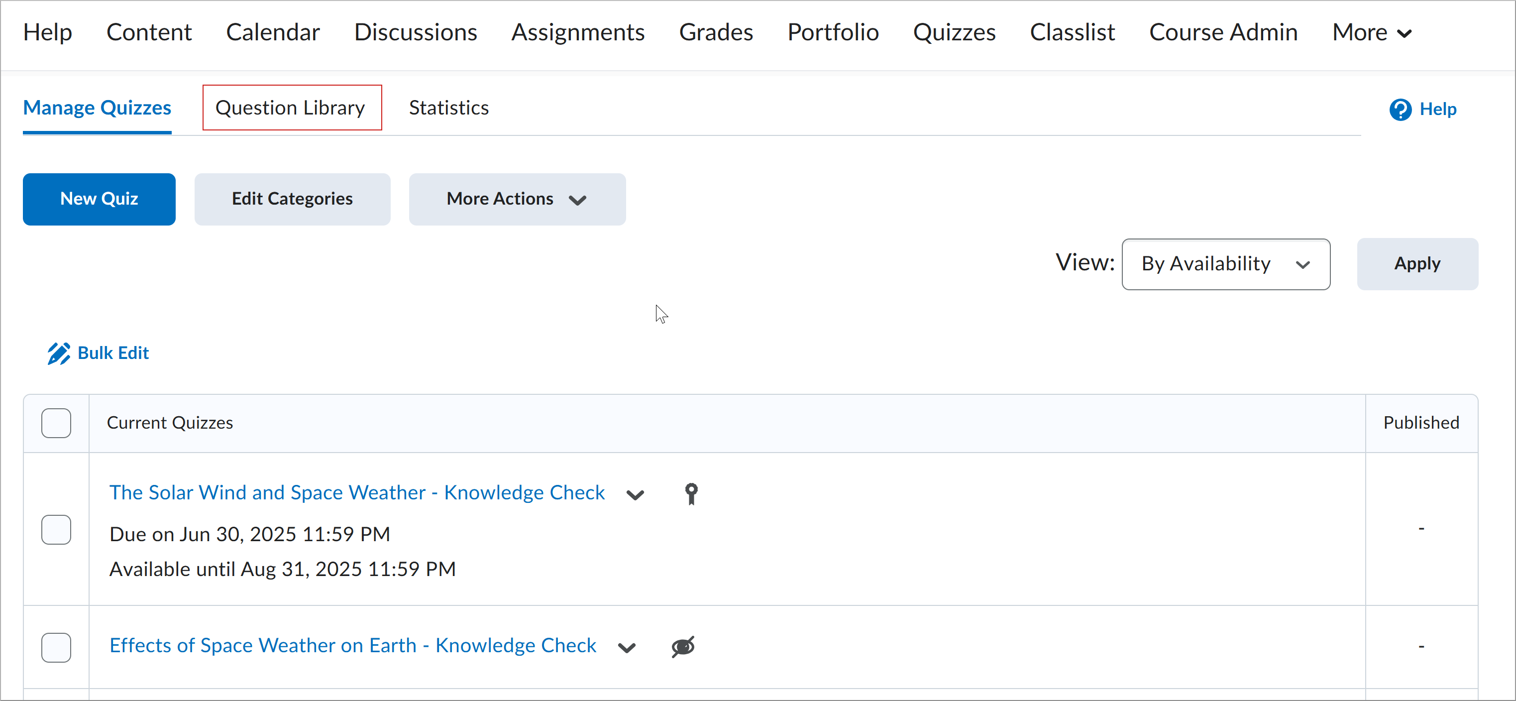 شاشة الاختبارات الخاصة بالمقرر التعليمي، مع تمييز علامة التبويب مكتبة الأسئلة.