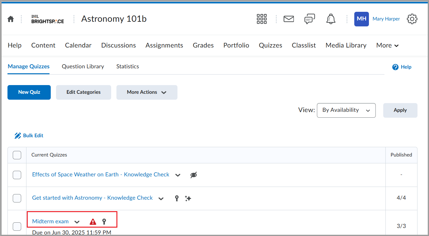 La página Editar cuestionario muestra un ejemplo del Grupo de preguntas no válidas con el ícono de advertencia.