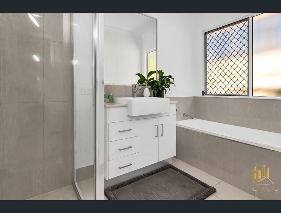 Main bathroom.jpg Main bathroom.jpg