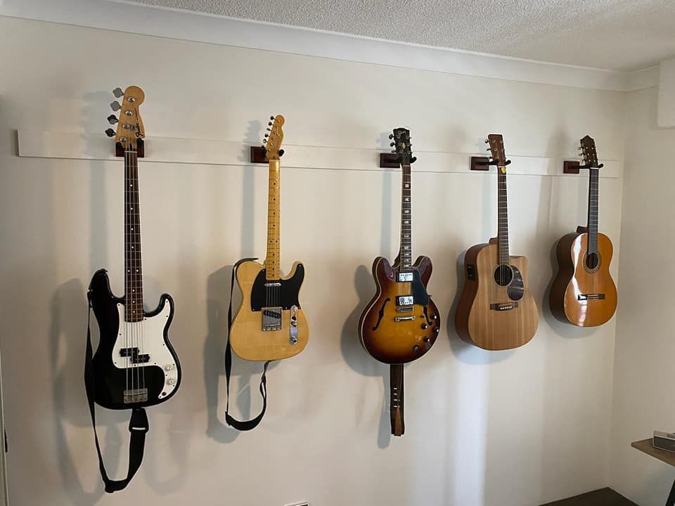 guitarrack.jpg guitarrack.jpg