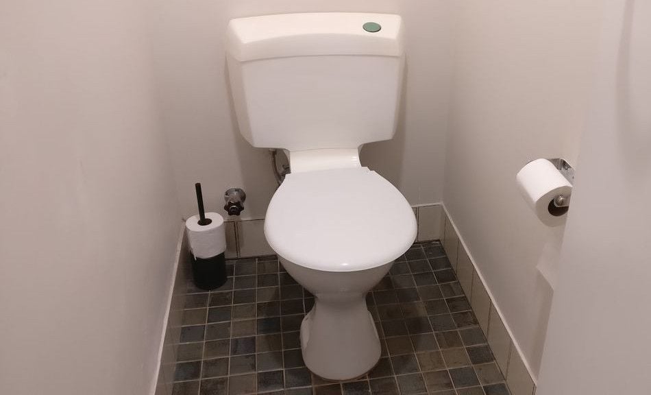 old_toilet.jpg old_toilet.jpg