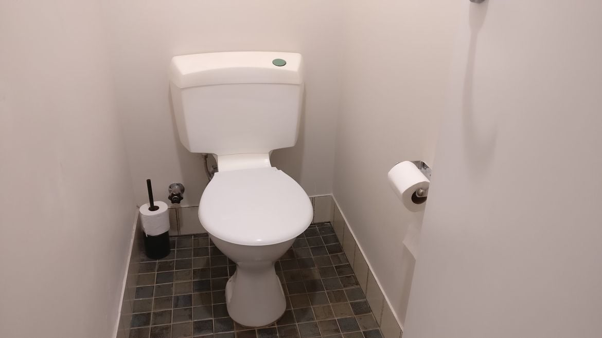 Toilet 1.jpg Toilet 1.jpg