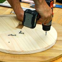 Step 3.4 Screw down.jpg Step 3.4 Screw down.jpg