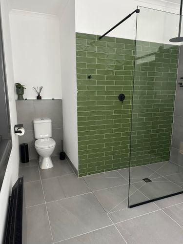 Open shower.jpeg Open shower.jpeg