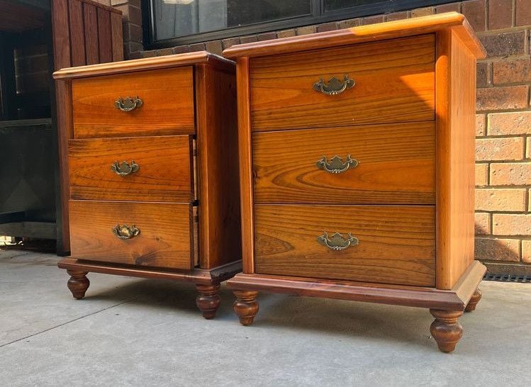 Before_BedsideTable.jpeg Before_BedsideTable.jpeg