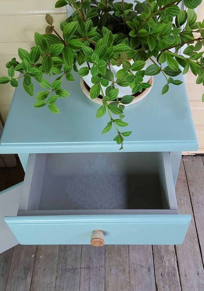 table-drawer-open.jpg table-drawer-open.jpg