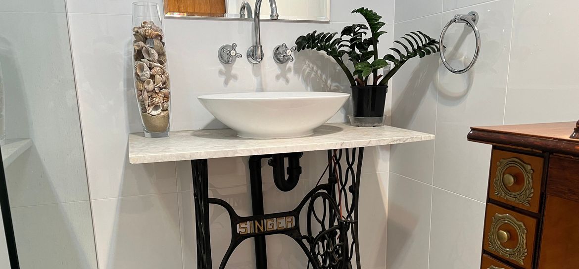 Upcycled Singer sewing machine as vanity.jpg Upcycled Singer sewing machine as vanity.jpg