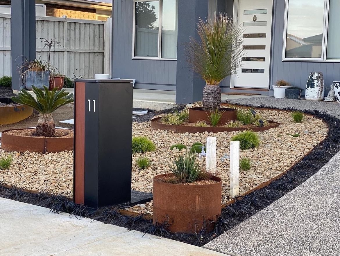 garden-with-flexible-steel-edging.jpeg garden-with-flexible-steel-edging.jpeg