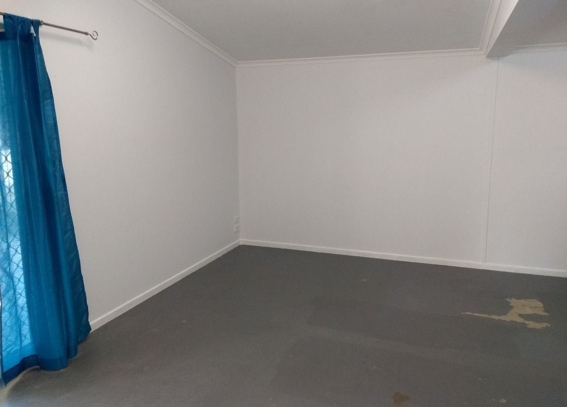 bare-garage.jpg bare-garage.jpg