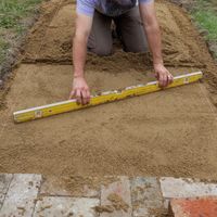 5.2 Use a screed bar to smooth and level the surface.jpg 5.2 Use a screed bar to smooth and level the surface.jpg
