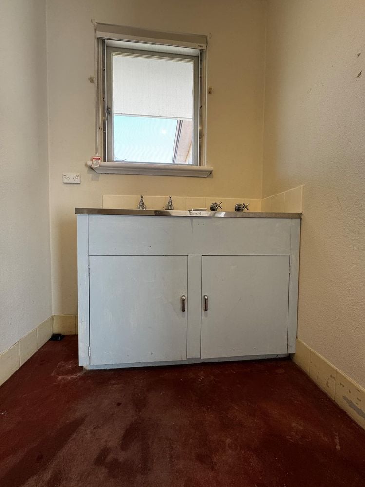 Metal Cabinet 1.jpg Metal Cabinet 1.jpg