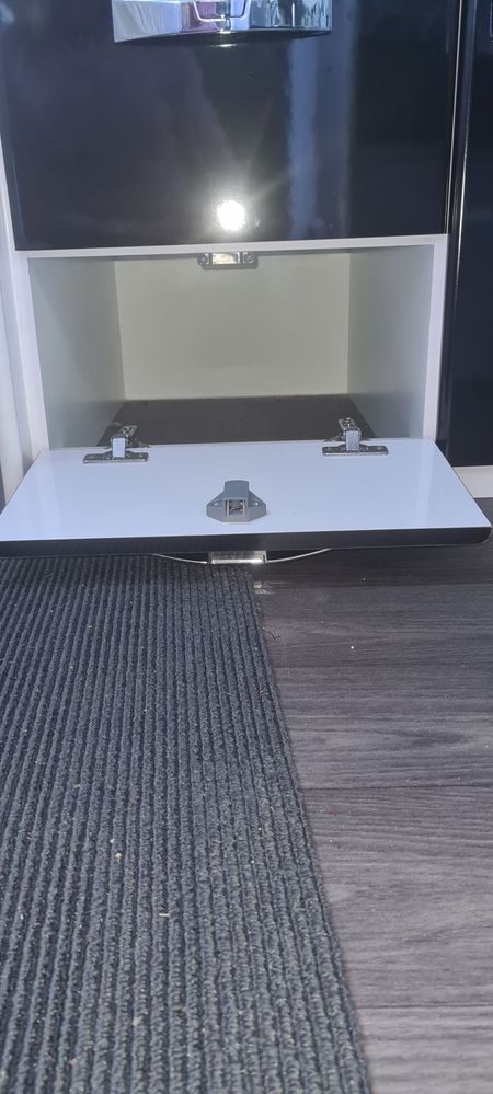 latch open.jpg latch open.jpg