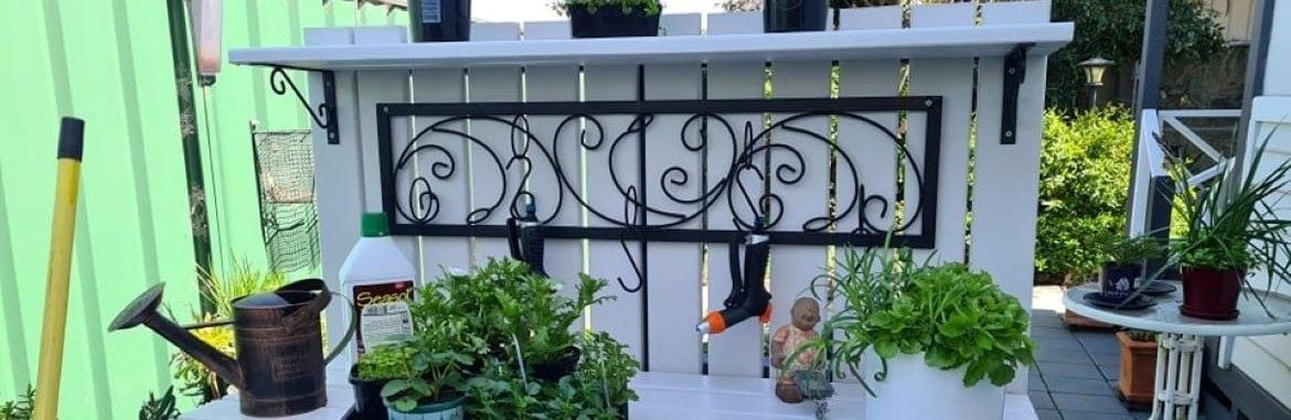 Potting bench.jpg Potting bench.jpg