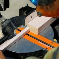 Step 8.2 Set a jig to cut spacer blocks accurately.jpg Step 8.2 Set a jig to cut spacer blocks accurately.jpg