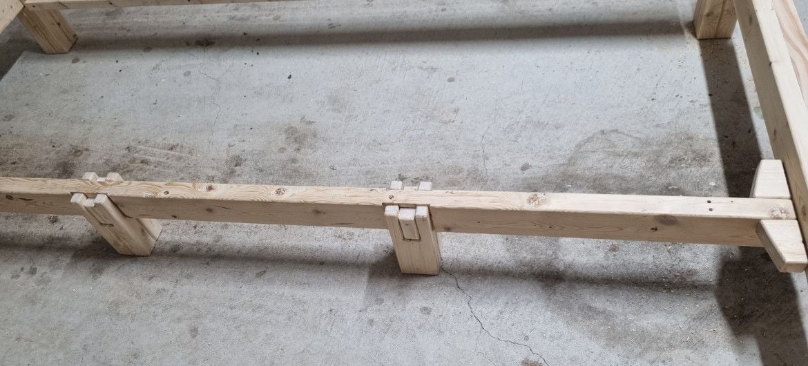 legs-on-middle-support.jpg legs-on-middle-support.jpg