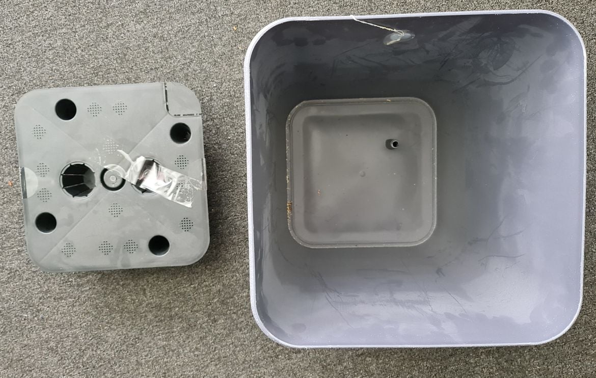 Moda self watering planter.jpg Moda self watering planter.jpg