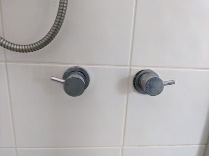 taps_shower.jpg taps_shower.jpg