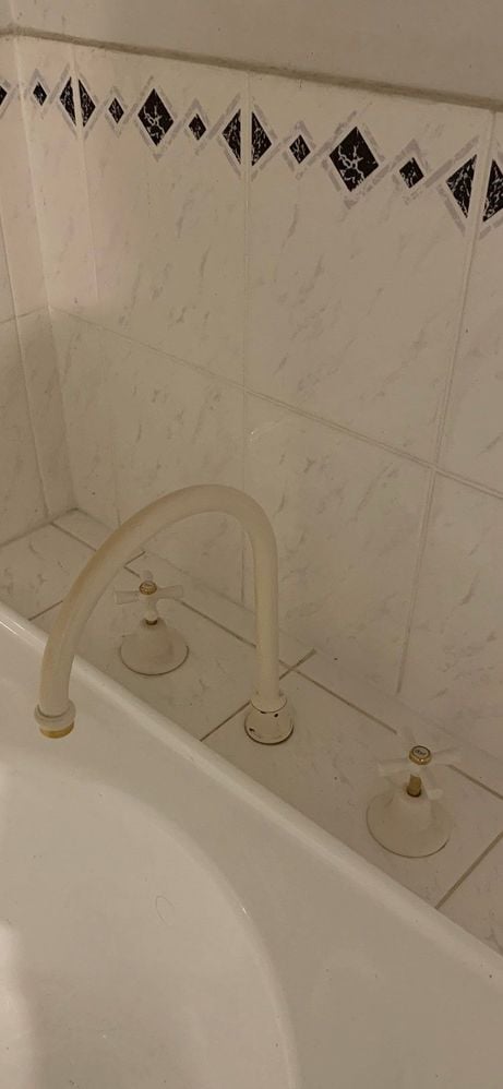 Bath taps.jpg Bath taps.jpg