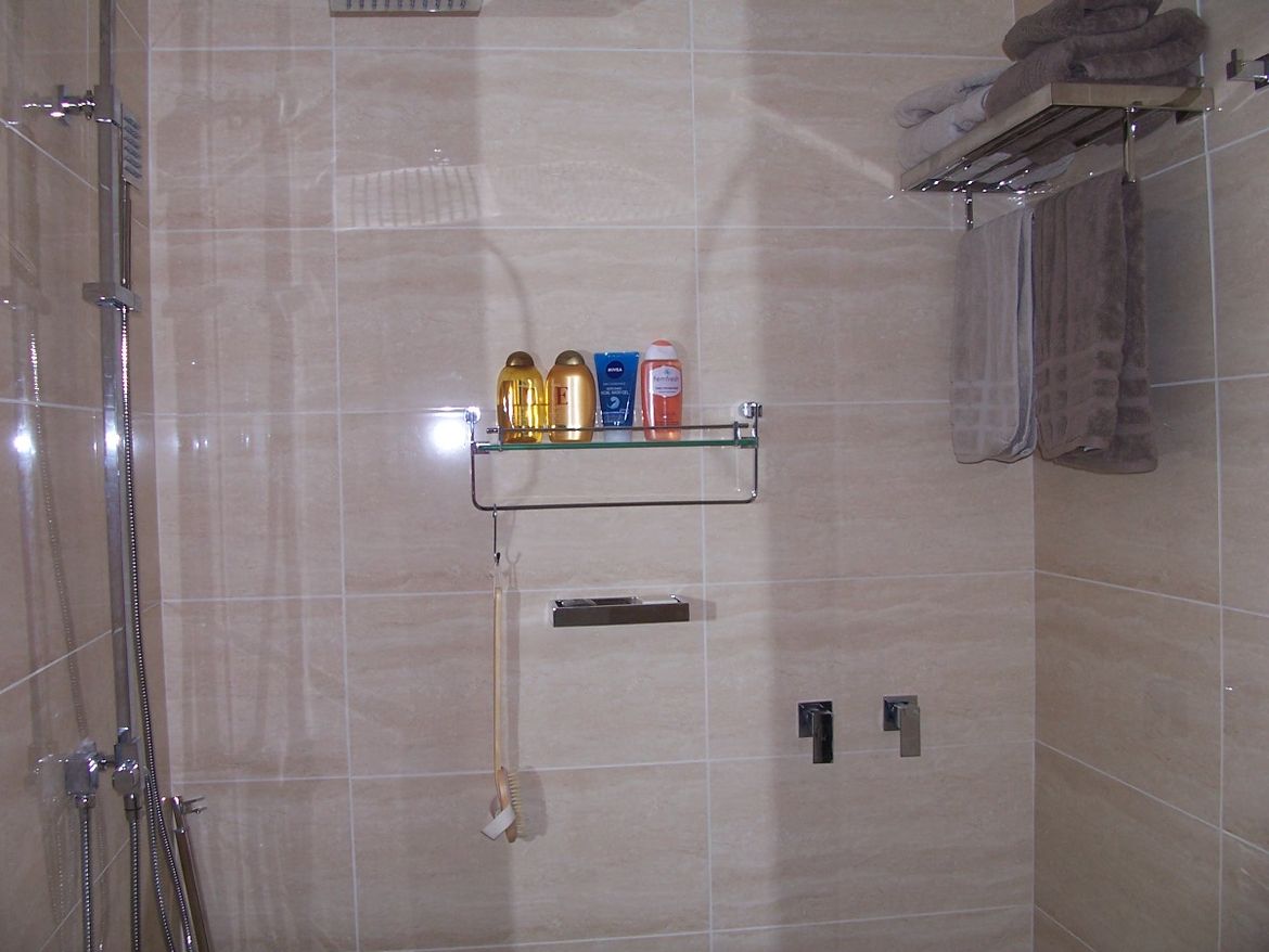 En Suite Shower.JPG En Suite Shower.JPG
